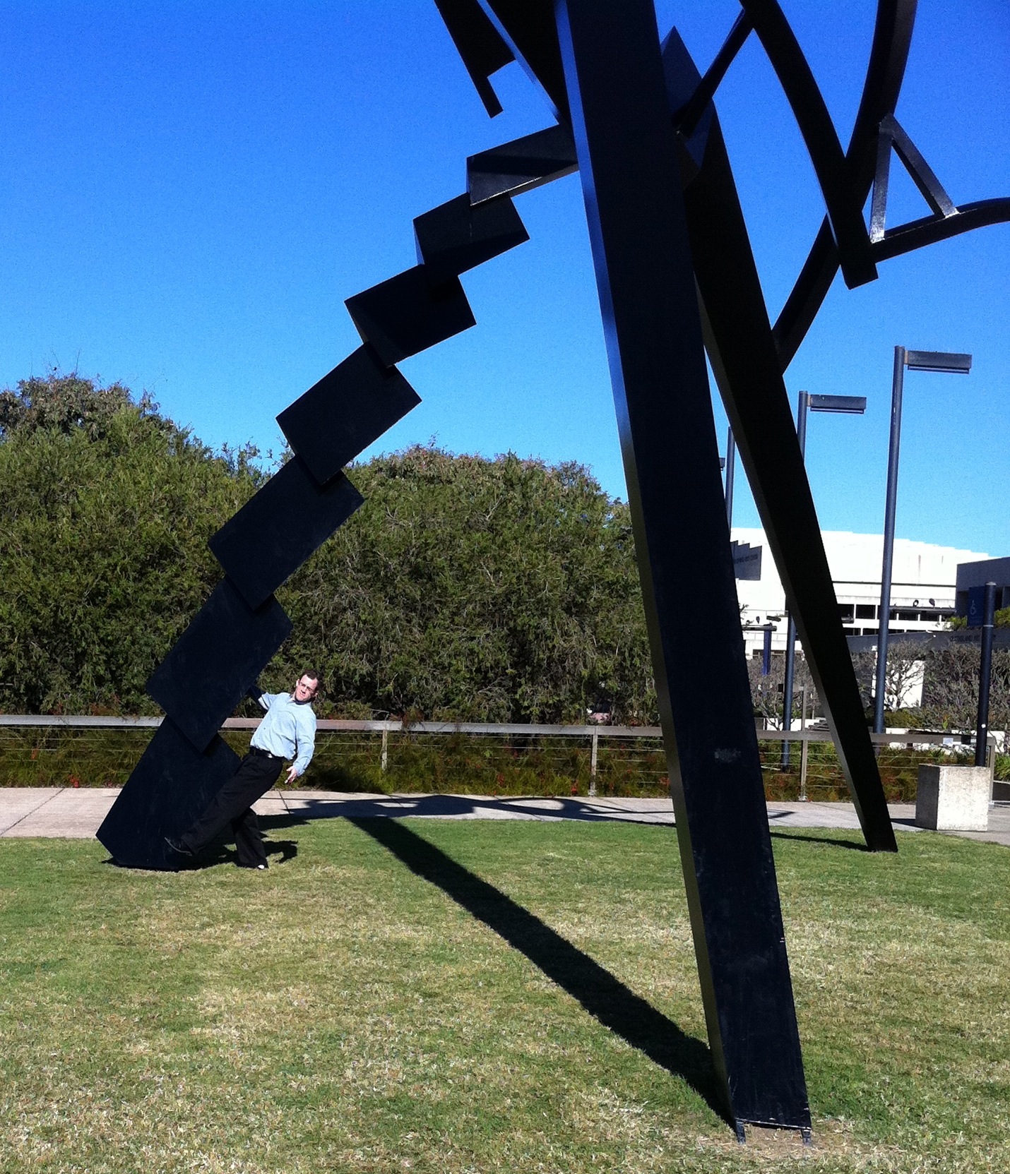 Brisbane sculpture: giant angular alien, from near art museum